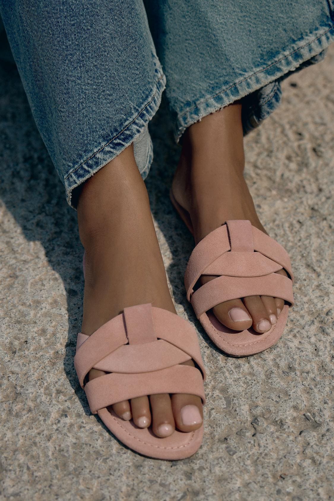 Las sandalias planas de piel cruzadas en color rosa de Zara