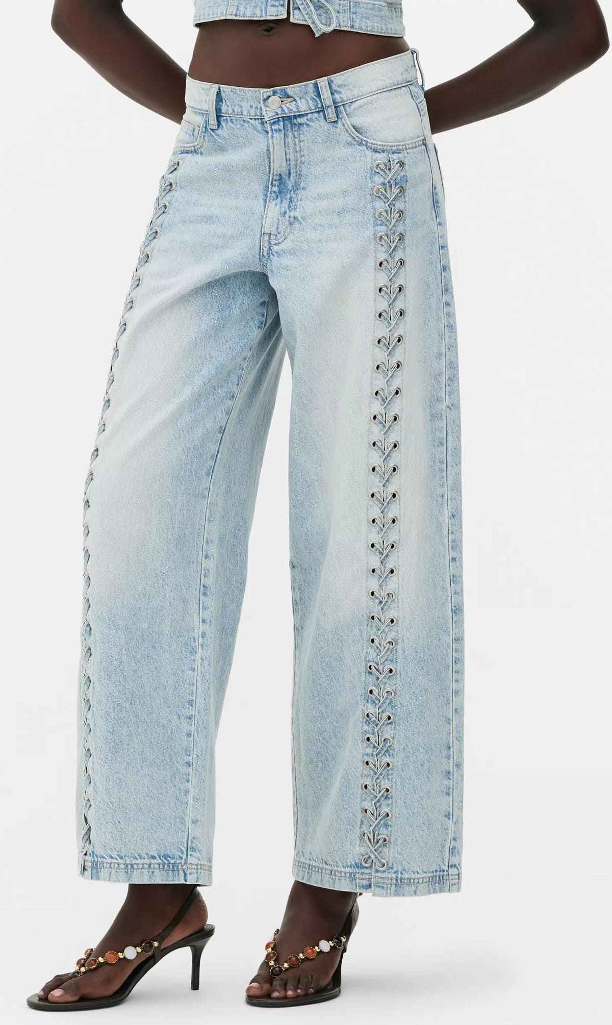 Los nuevos pantalones vaqueros con lazada en la parte delantera de Rita Ora de Primark