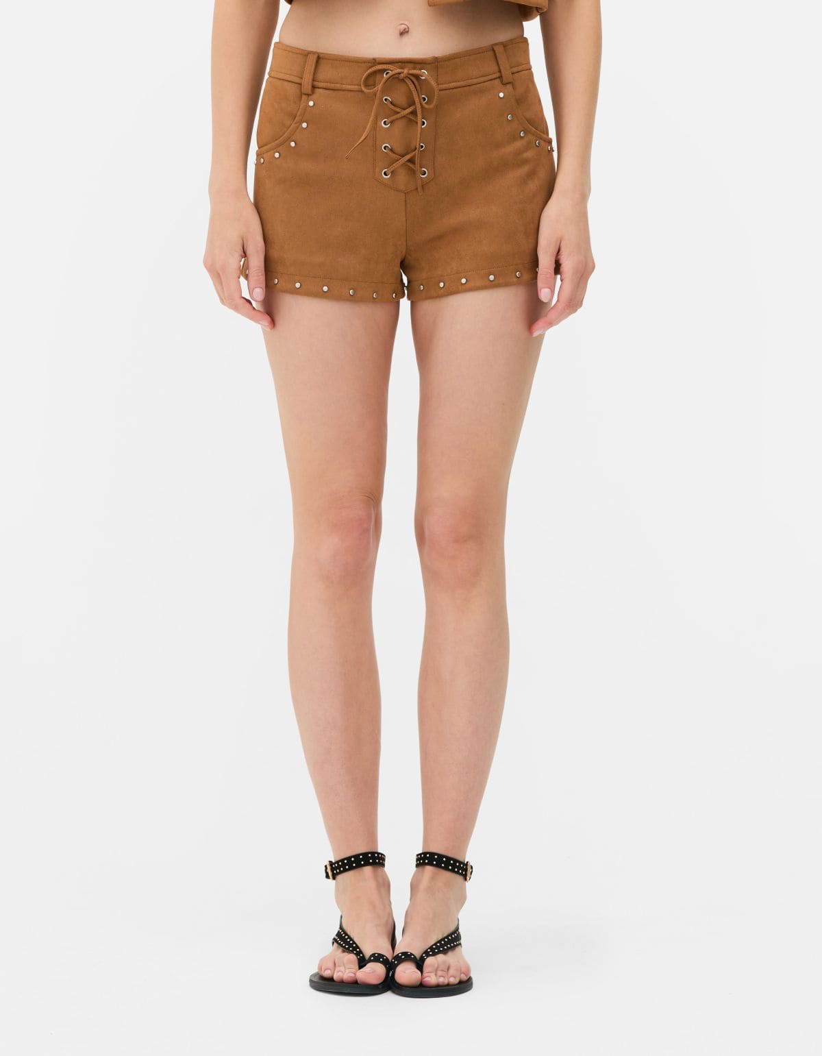 Pantalón corto de antelina con tachuelas de Rita Ora de Primark