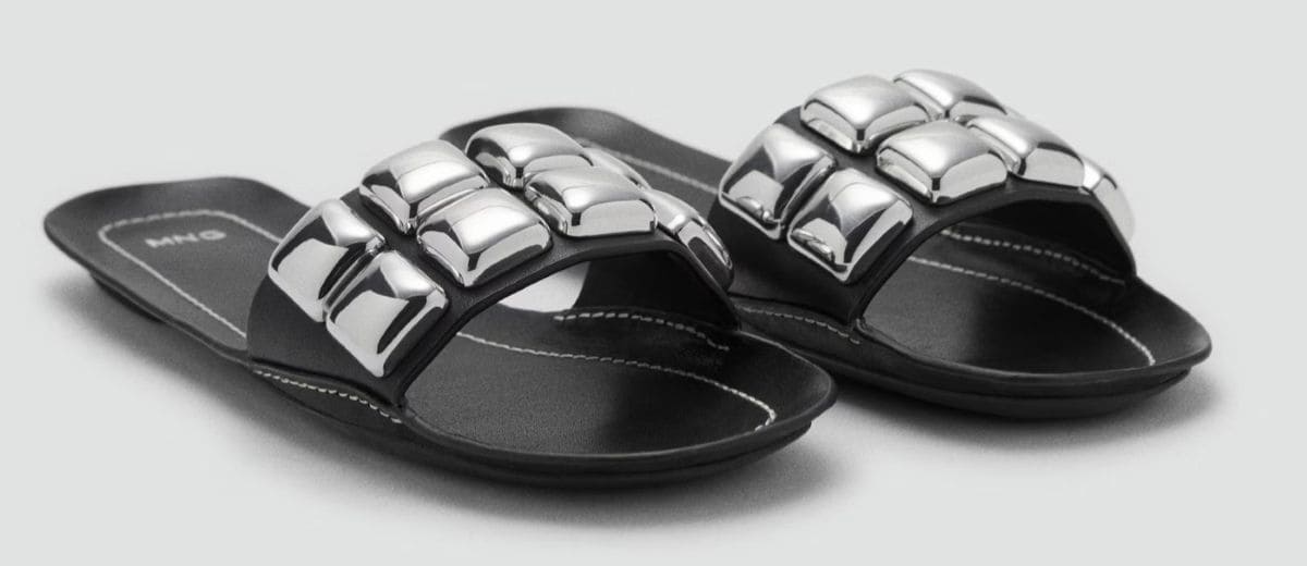 Sandalia piel maxi tachuelas de Mango