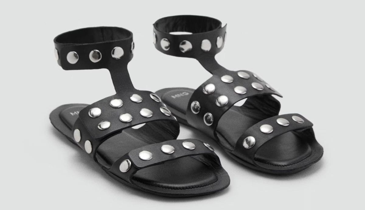 Sandalia piel tachuelas de Mango