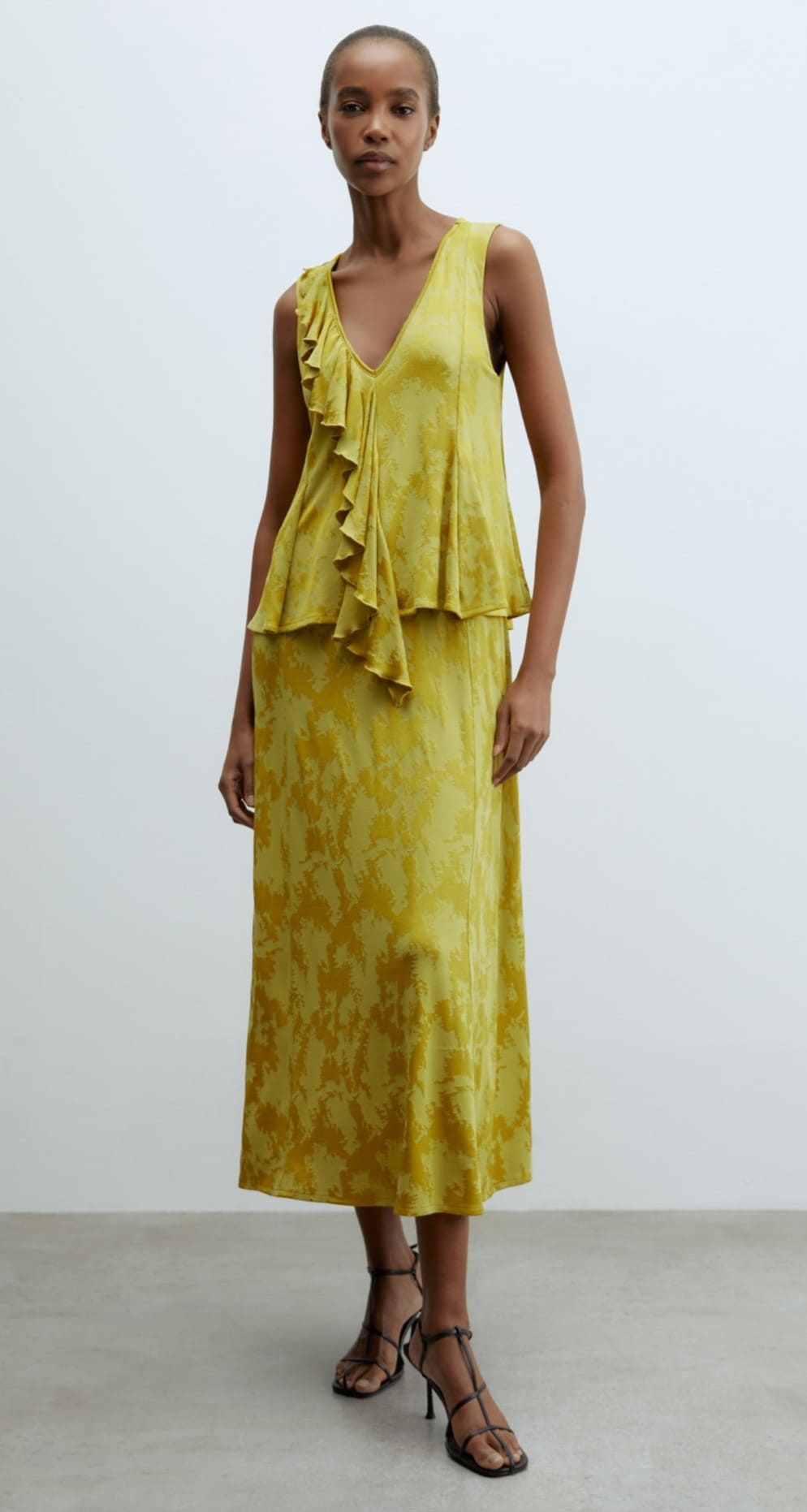 Vestido volantes de Sfera