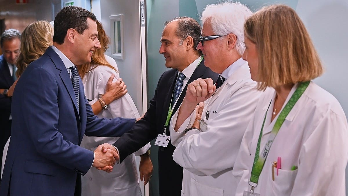 El presidente andaluz departe con los facultativos | Salvador López Medina