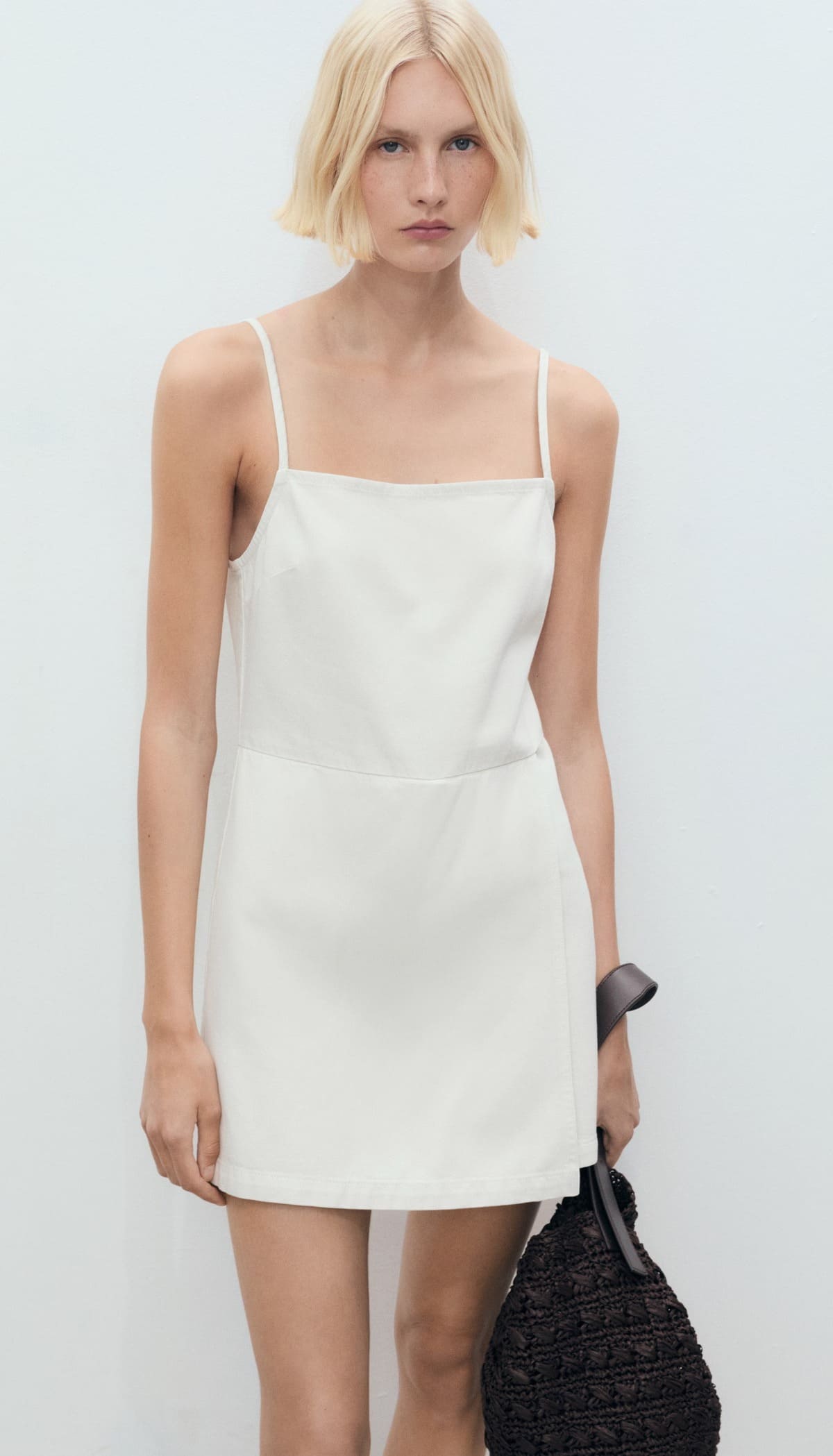 El nuevo pichi corto vaquero en color blanco de Mango