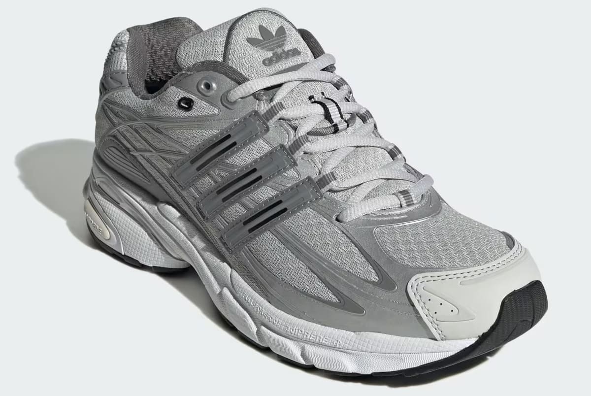 Las zapatillas Adistar Cushion en color plata de Adidas