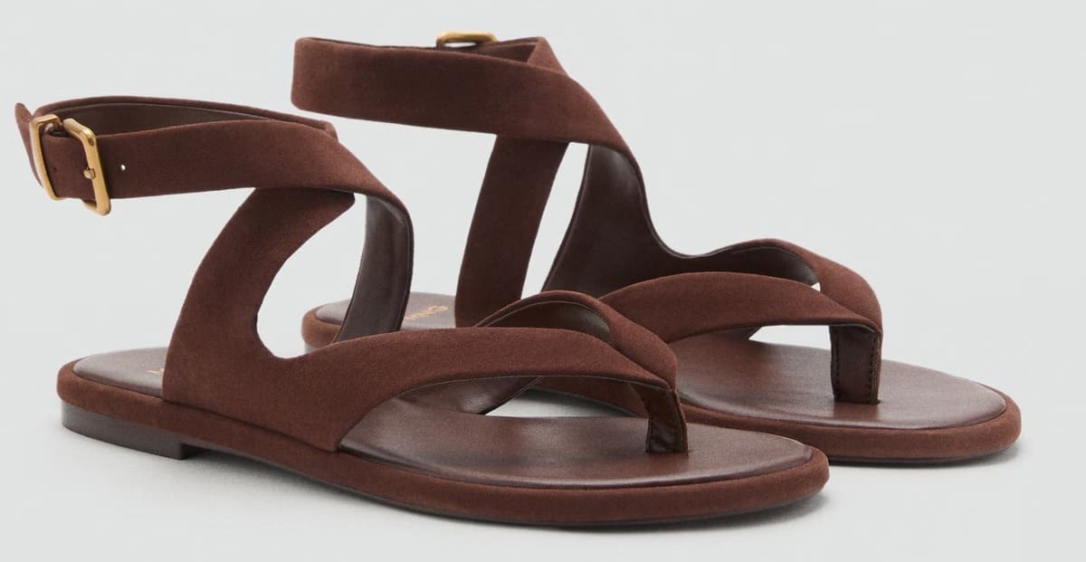 Las nuevas sandalias con tiras de ante en color marrón chocolate de Mango