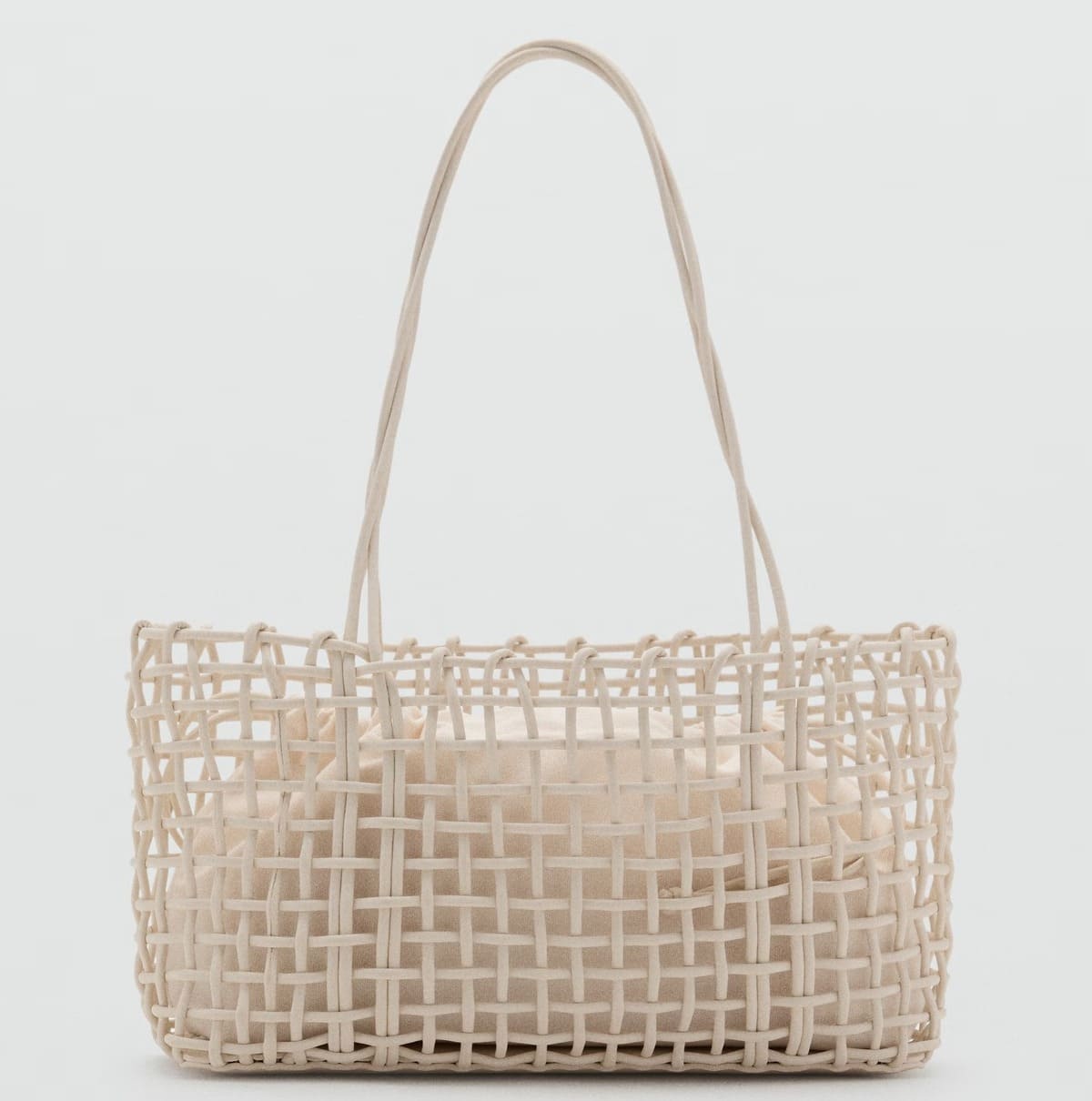 El bolso de hombro trenzado en color blanco roto de Mango