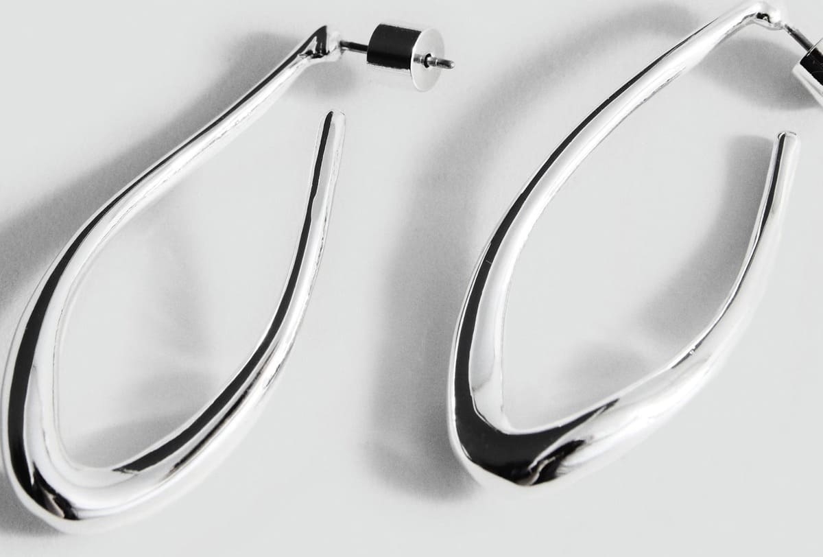 Los nuevos pendientes de aros irregulares en color plata de Mango
