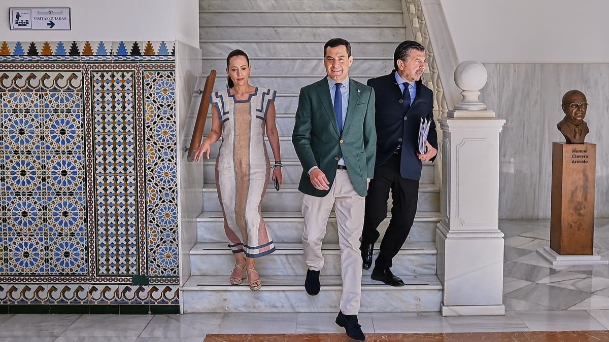 Juanma Moreno, poco antes de iniciarse la sesión de control en el Parlamento andaluz | Salvador López Medina