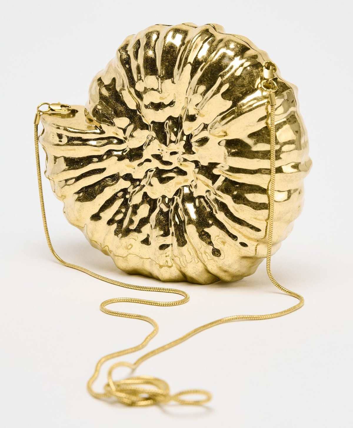 Bolso metalizado caracola de Zara