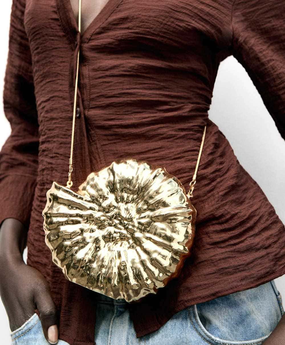 Bolso metalizado caracola de Zara