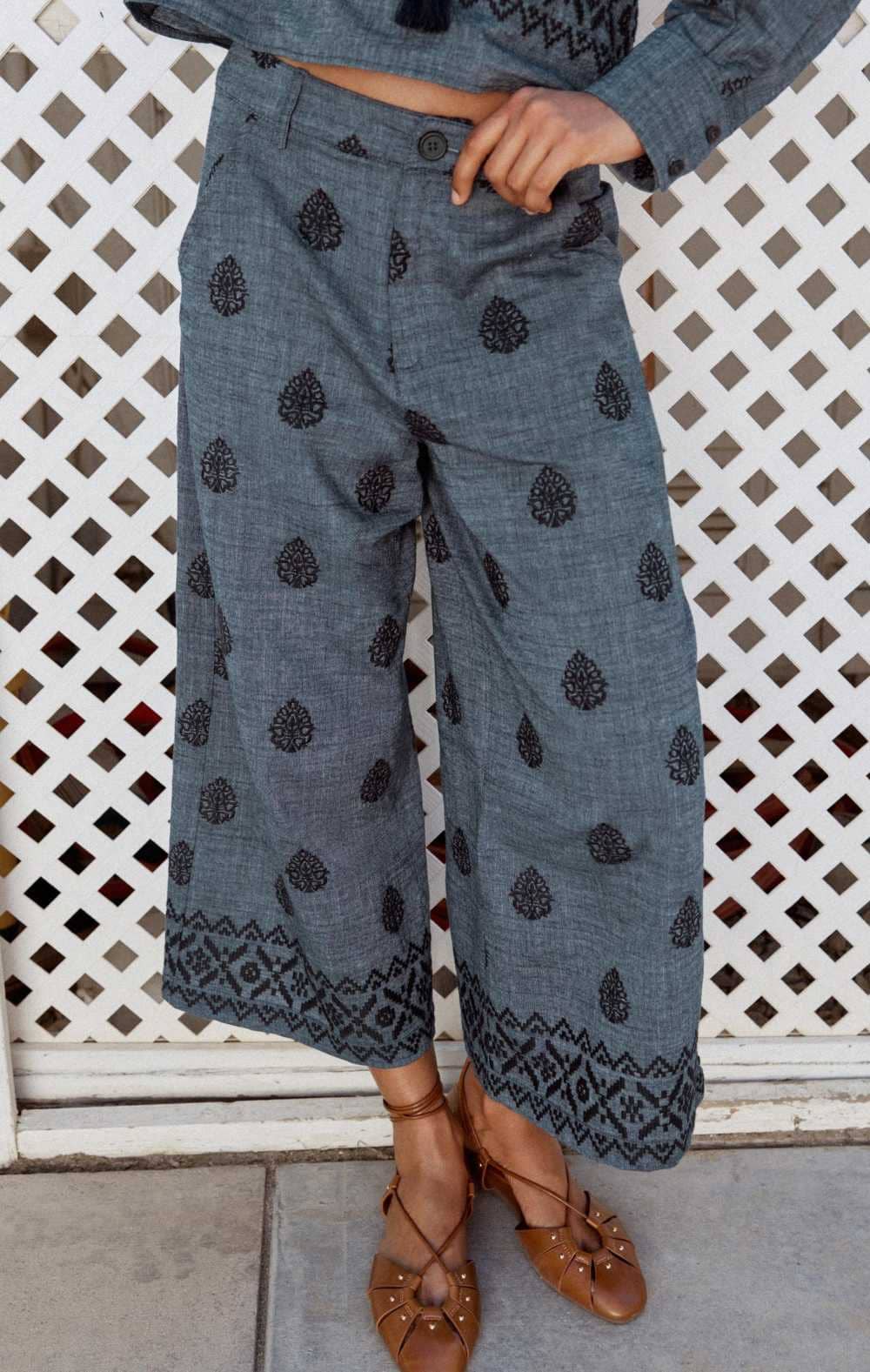 Pantalón culotte bordados de Zara