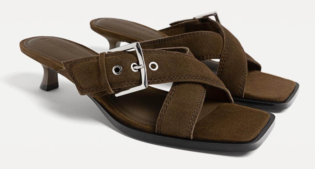 Sandalias tiras cruzadas serraje de Stradivarius