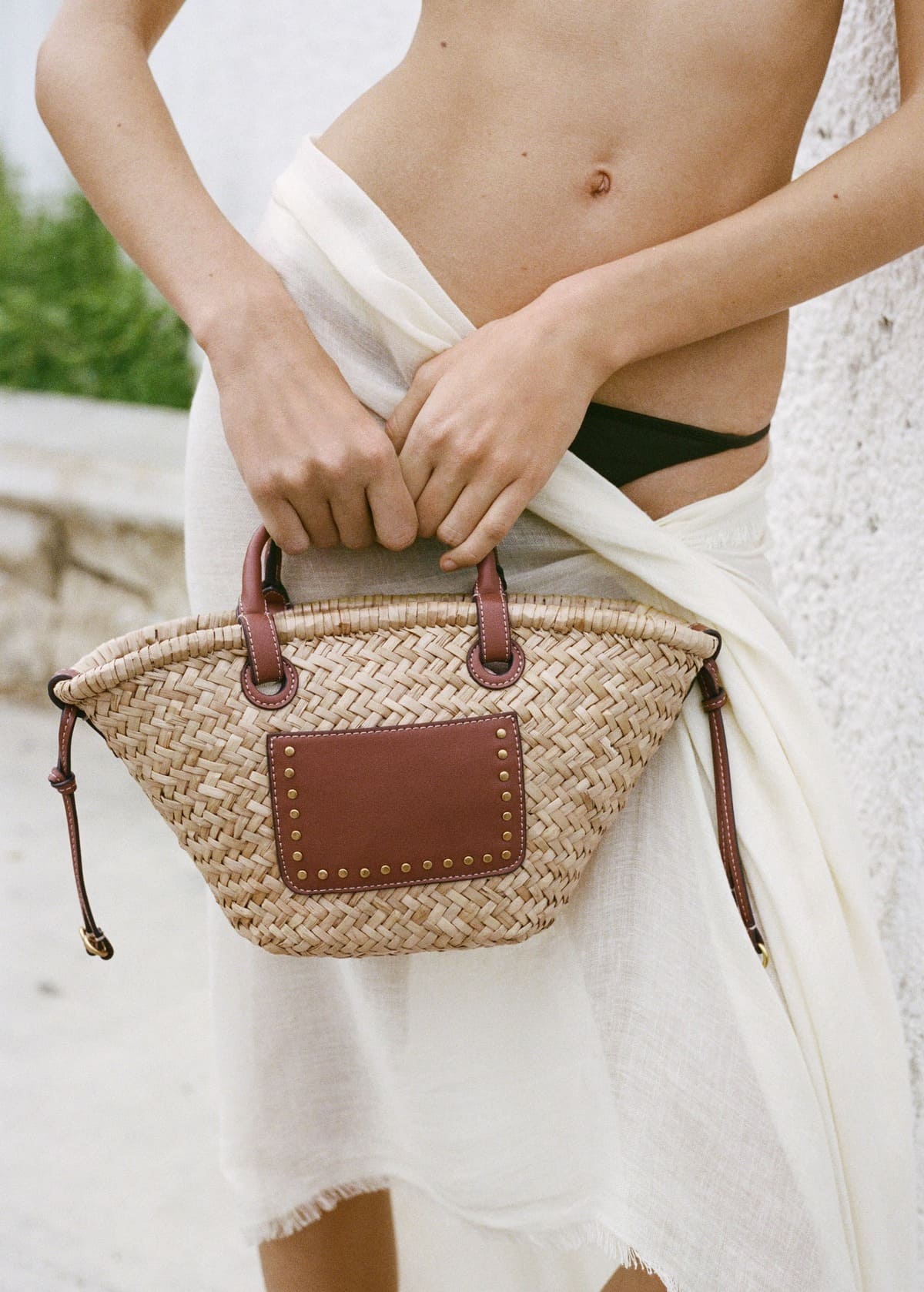 El bolso capazo pequeño de doble asa y fibra natural de Mango