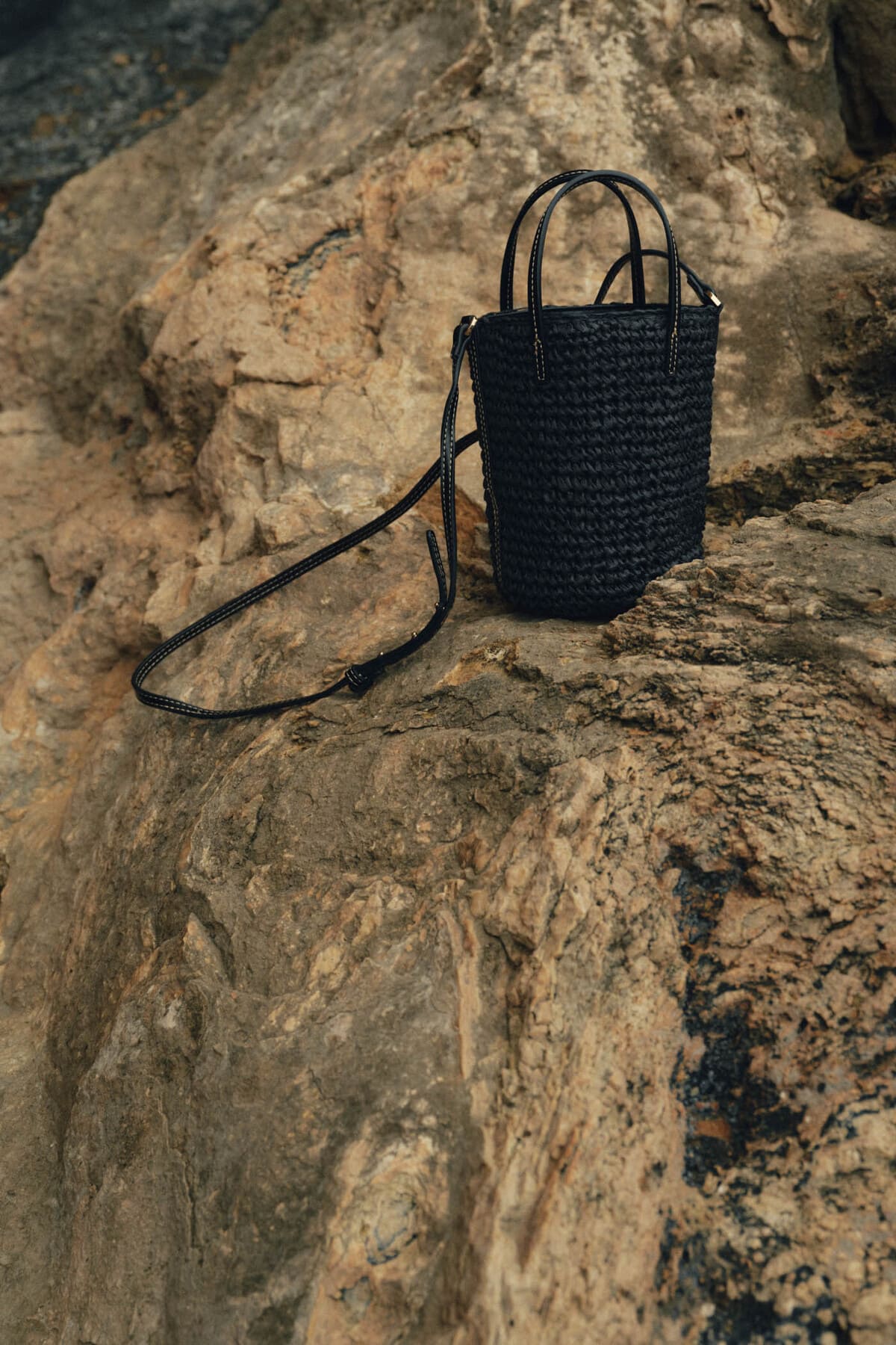 El bolso cubo rústico liso en color negro de Sfera