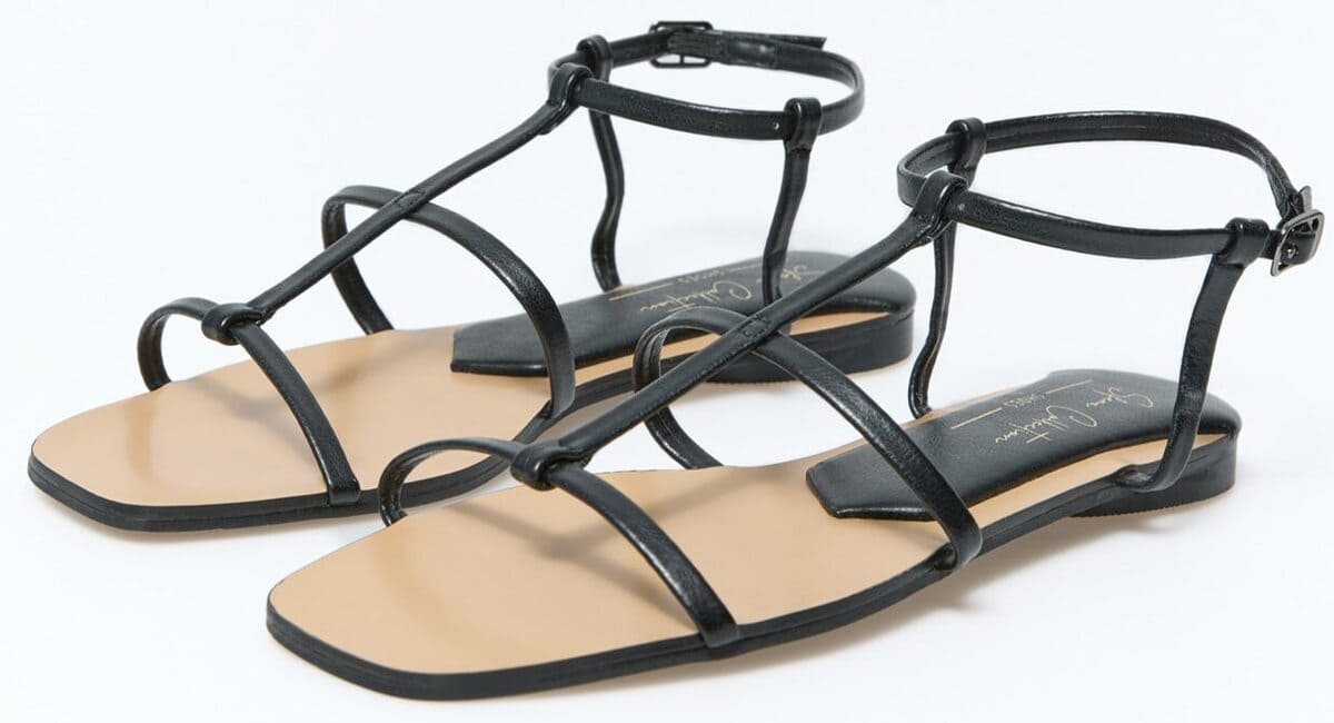 Las sandalias planas básicas en color negro de Sfera