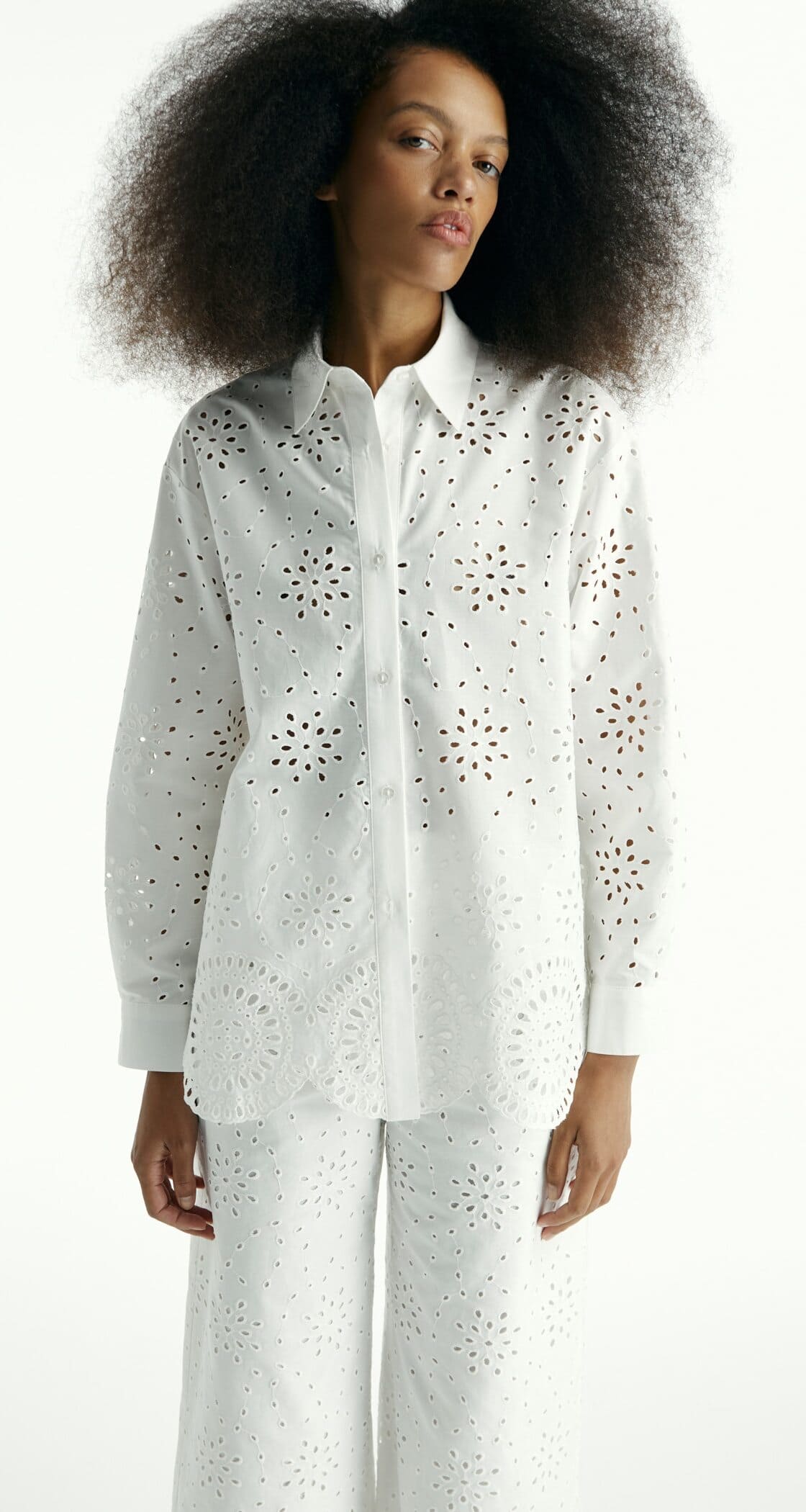 La nueva camisa Schiffly calada en color blanco de Sfera