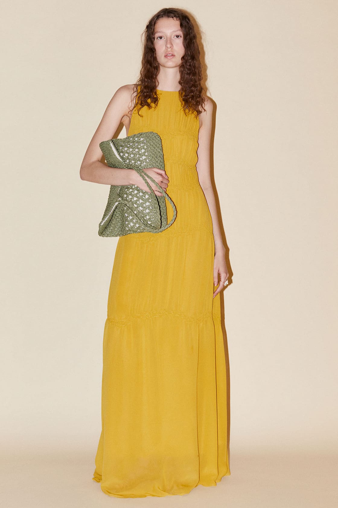 El nuevo vestido largo con gomas en color amarillo de Sfera