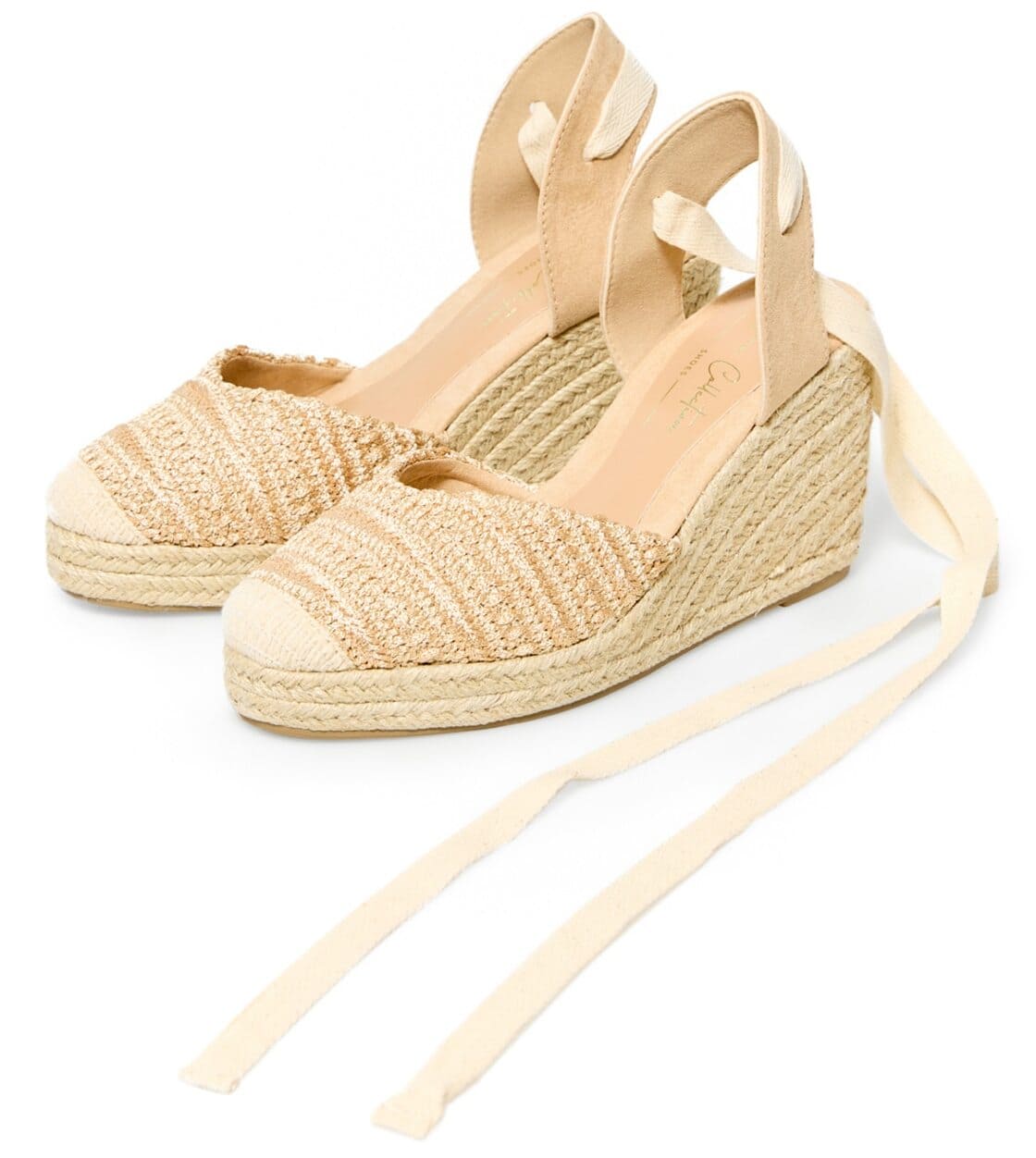 Las sandalias tipo cuña de crochet en color oro de Sfera