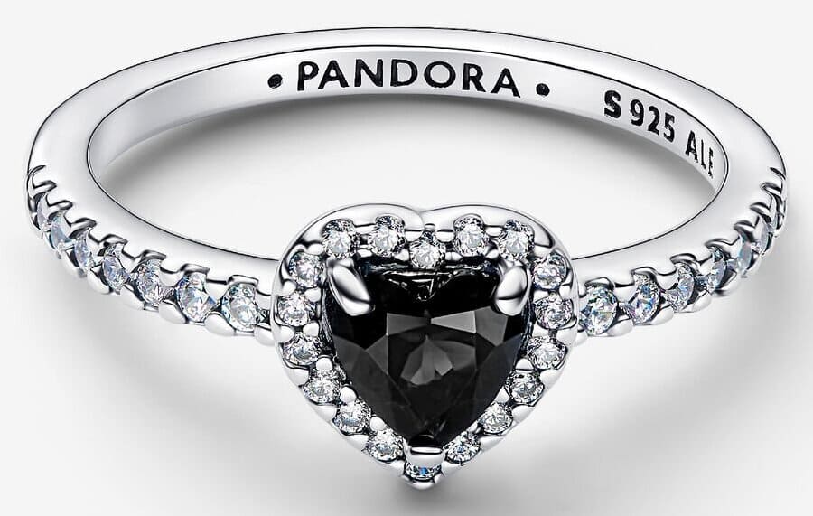 El nuevo anillo Corazón Negro Elevado en plata de primera ley de Pandora