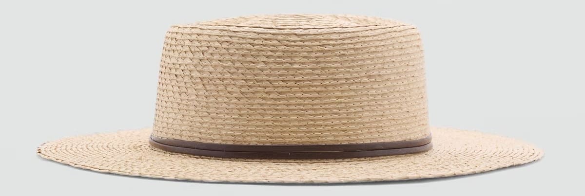 El sombrero de fibra natural con cinta a contraste en color beige de Mango