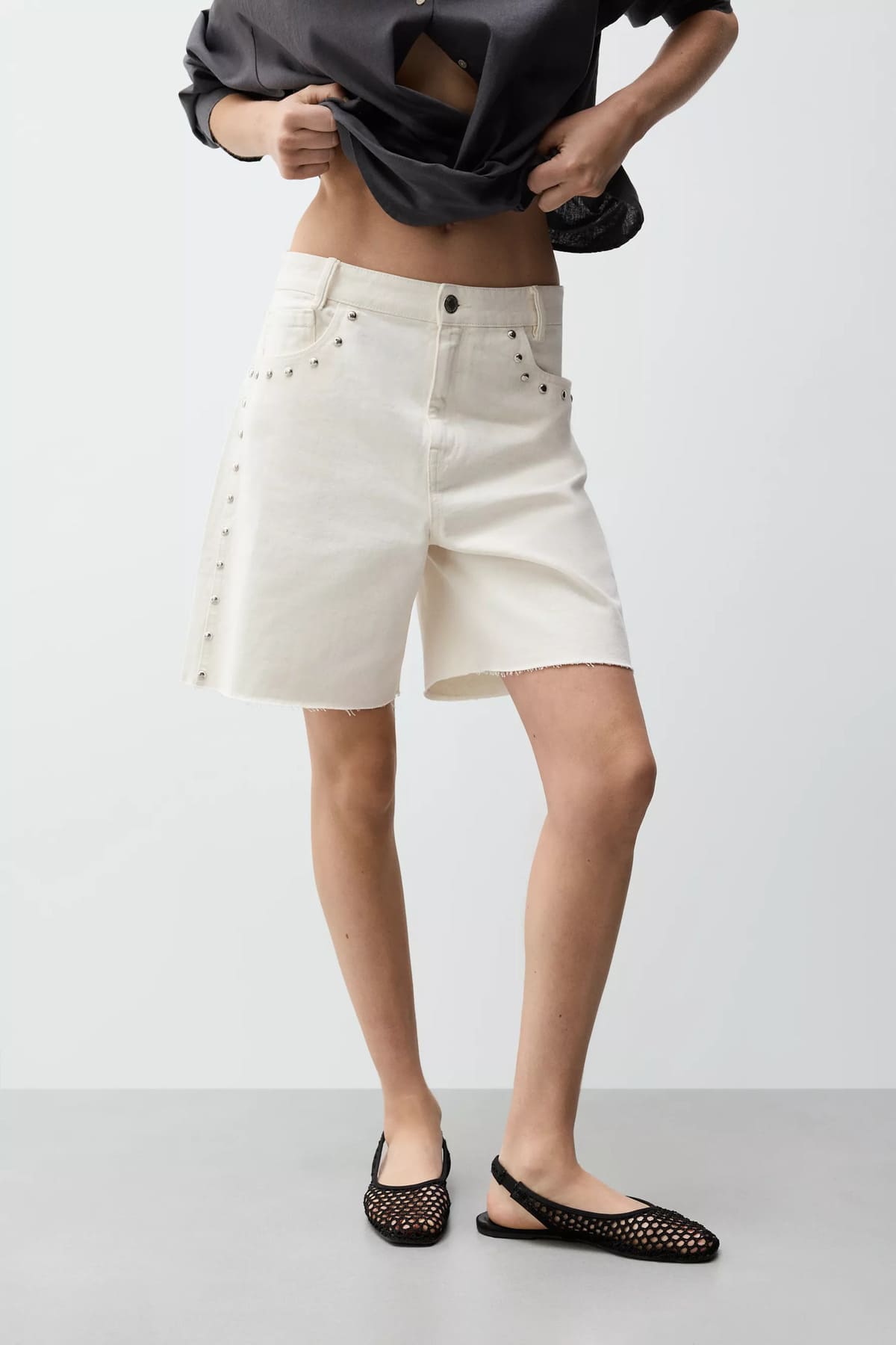 Bermuda denim con tachas