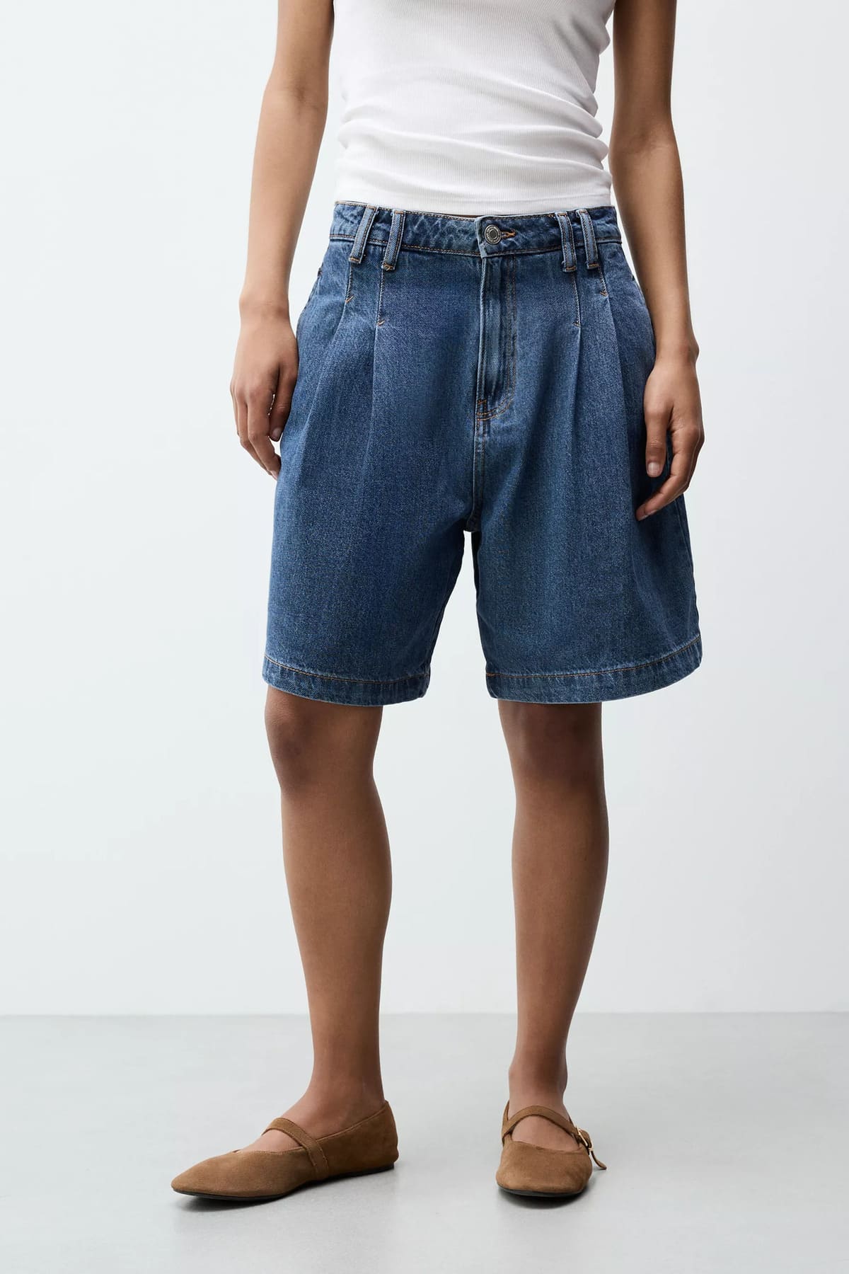 Bermuda denim con detalle de pinzas