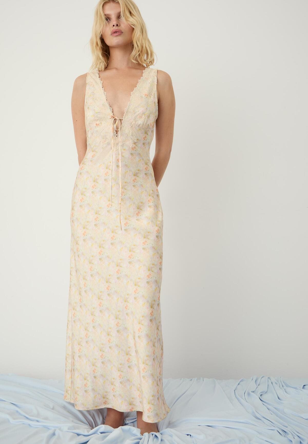 Vestido midi satinado de encaje, Stradivarius