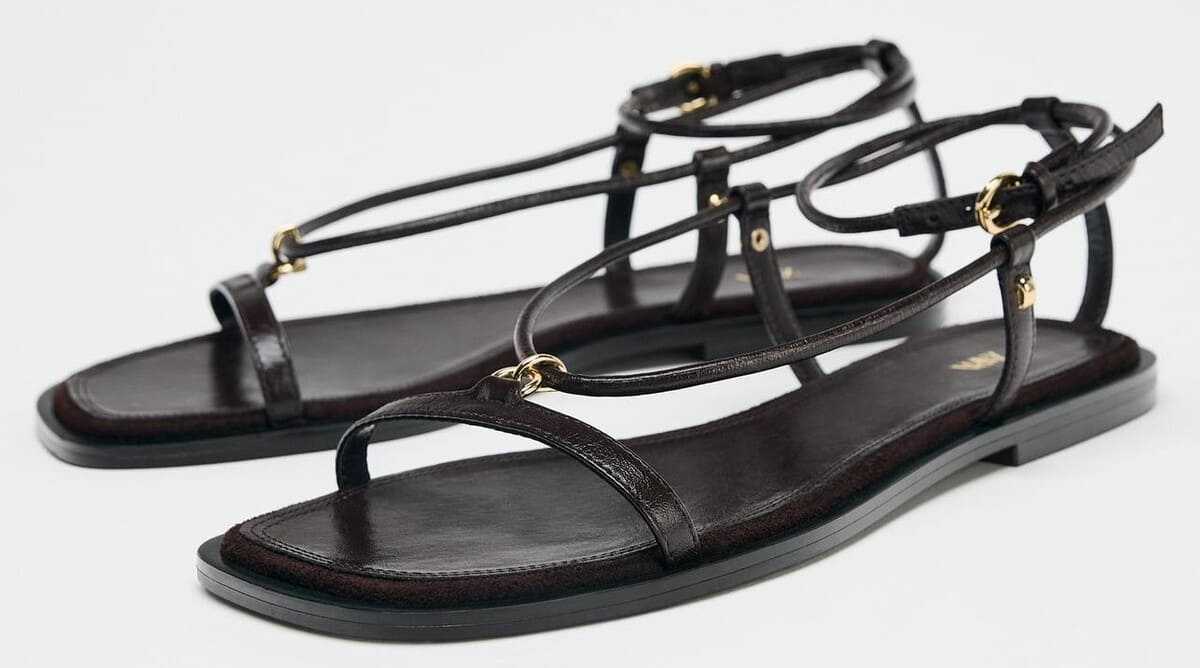 Sandalia de tiras finas elaboradas en piel
