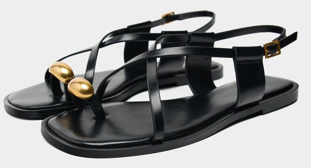 Sandalia plana con tiras y adorno metálico