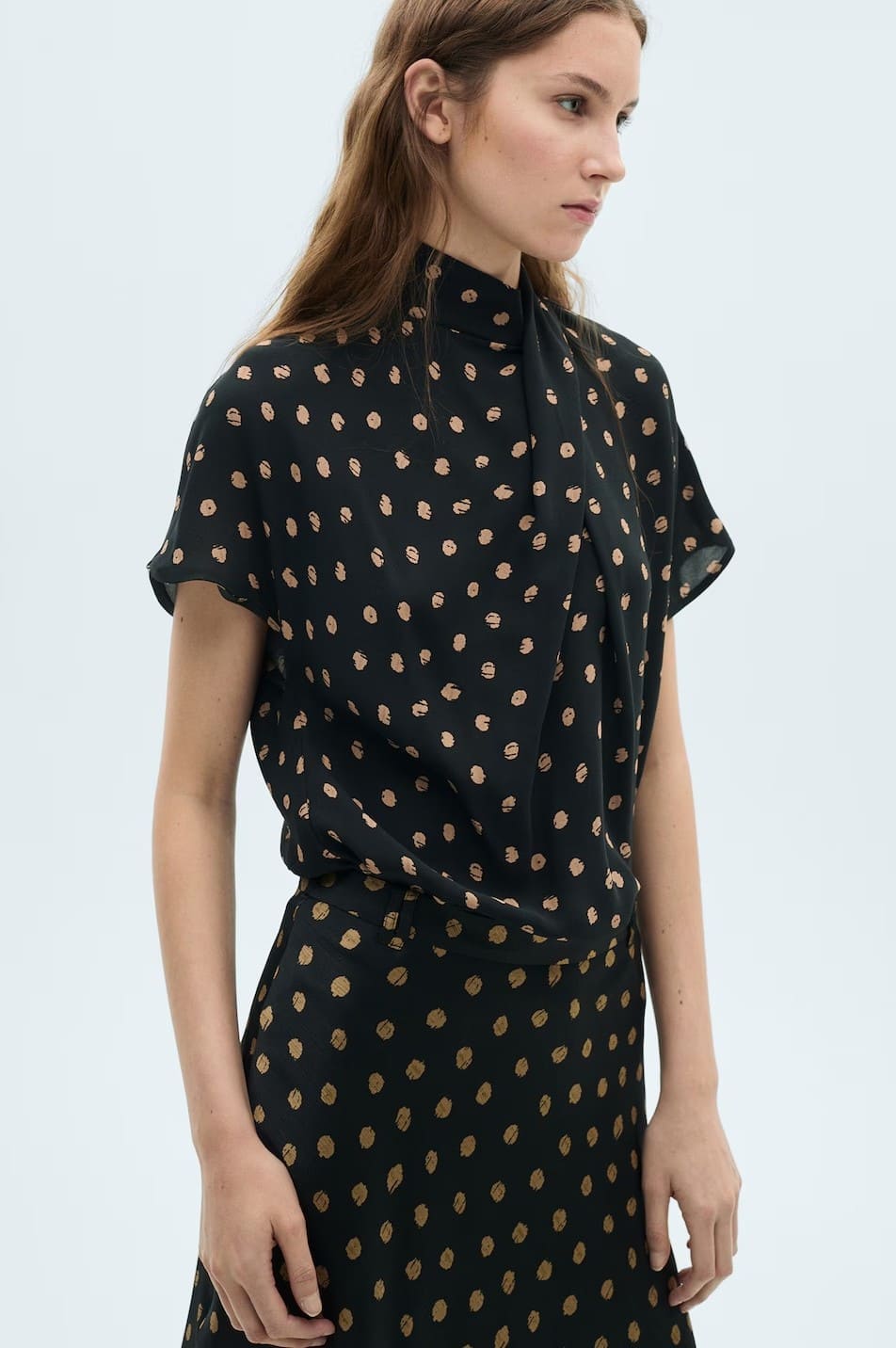 Blusa topos cuello drapeado de Mango