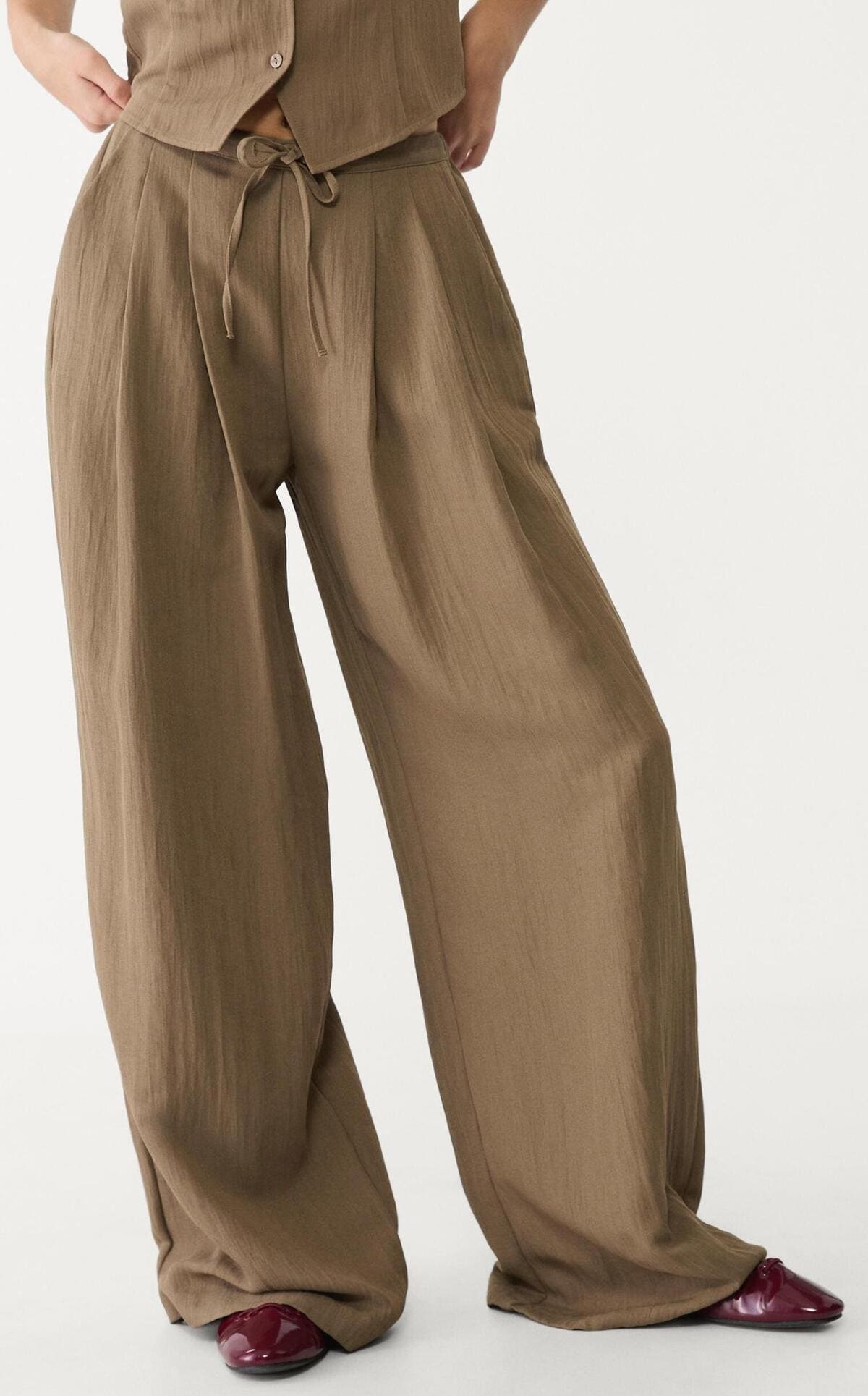 El pantalón con cordón de textura en color marrón de Stradivarius