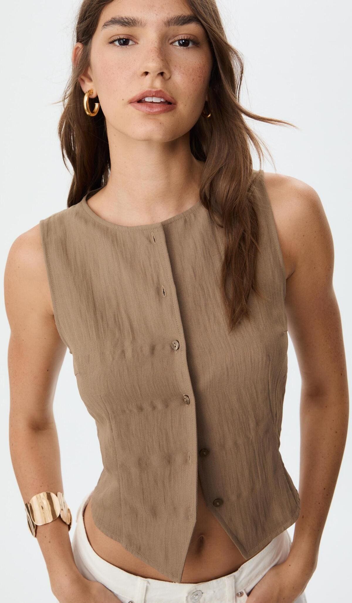 El top con botones en textura en color camel claro de Stradivarius