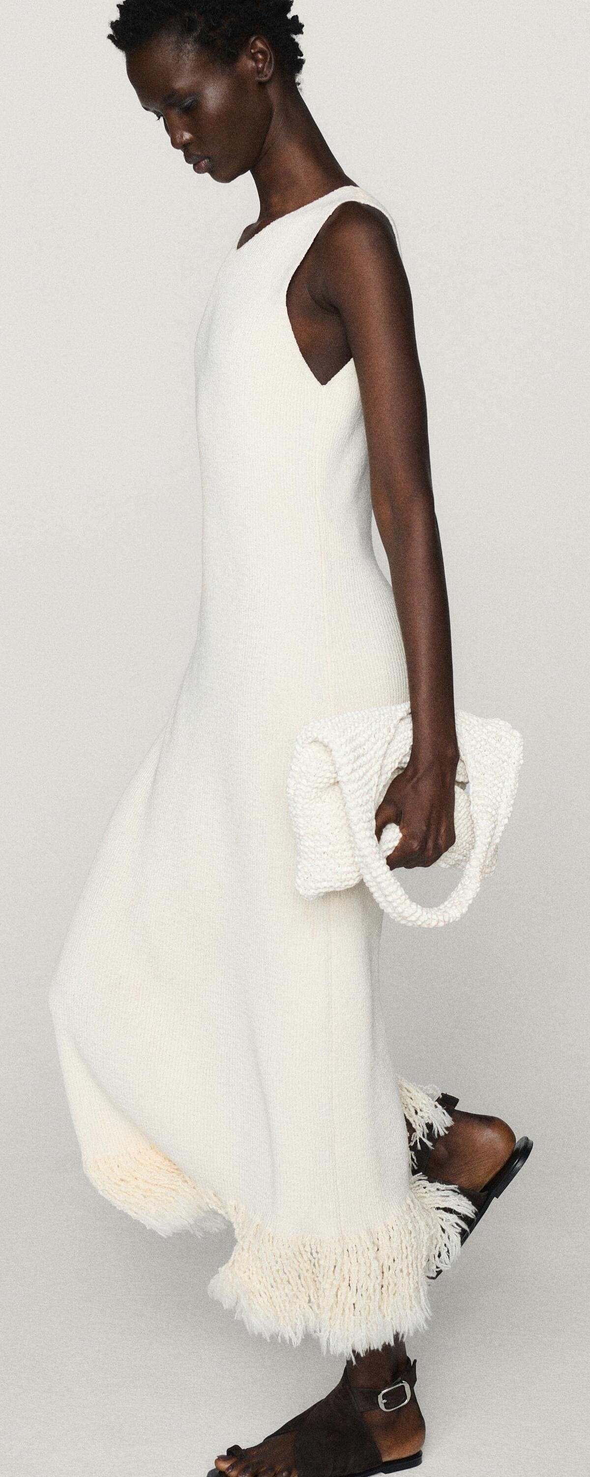 El vestido de punto con bajo de flecos en color crudo de Massimo Dutti