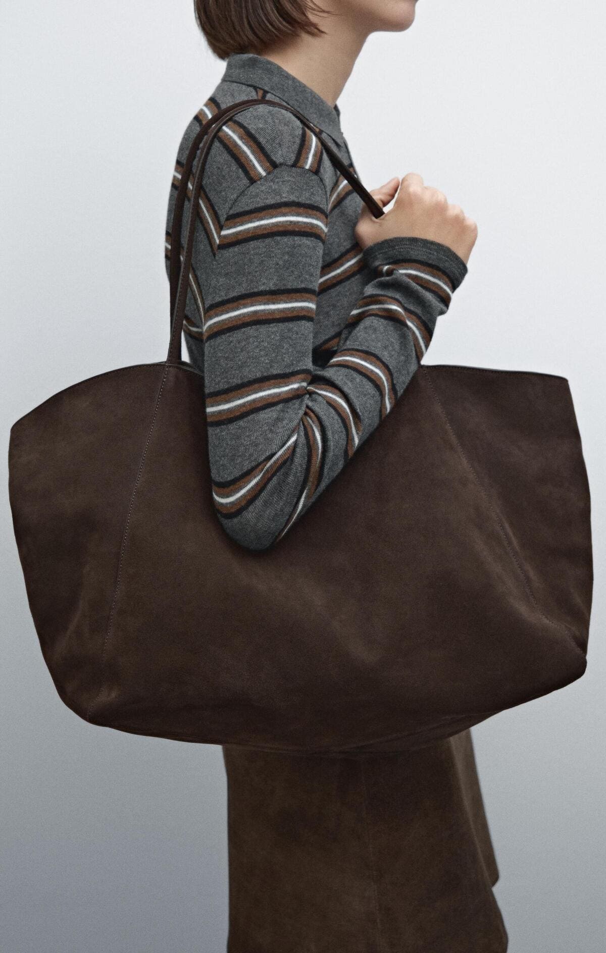 El bolso maxi shopper de piel en serraje en color marrón de Massimo Dutti