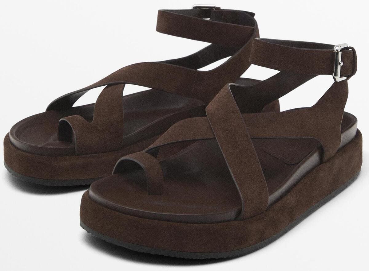 Las sandalias con tiras cruzadas en color marrón de Massimo Dutti