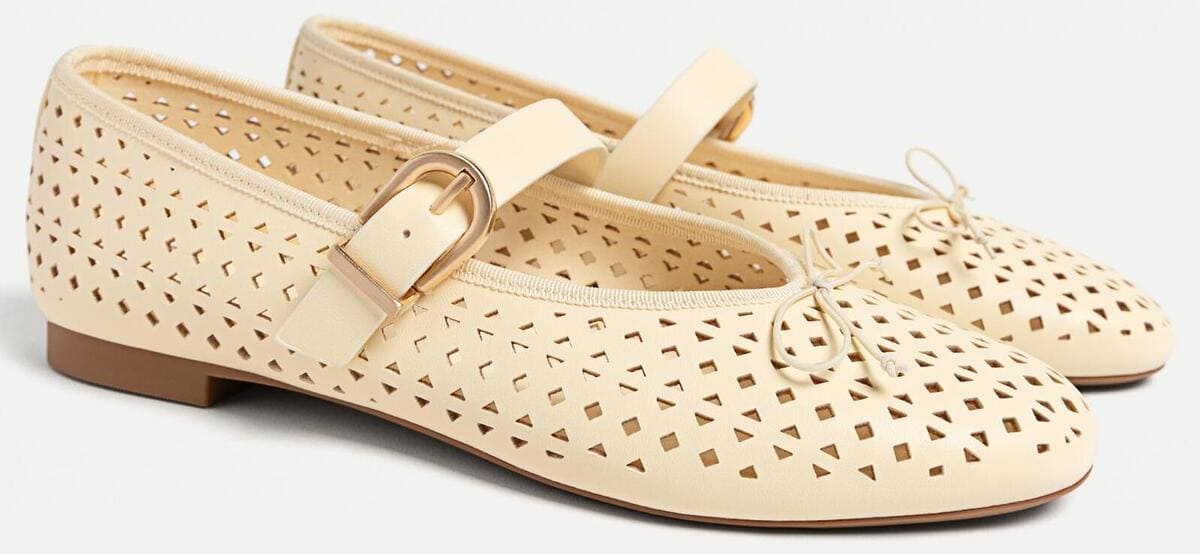Las bailarinas troqueladas en color crudo de Stradivarius