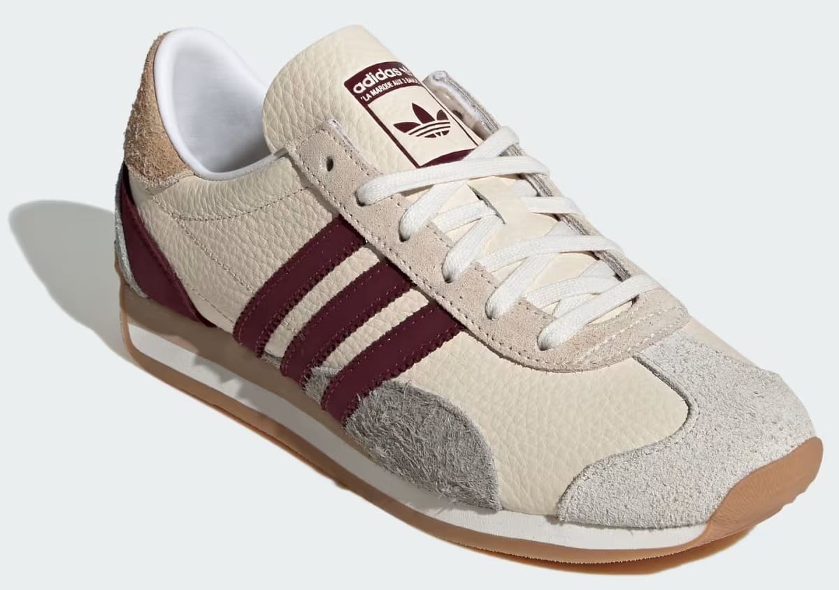 Las zapatillas vintage Country OG en color beige y burdeos de Adidas