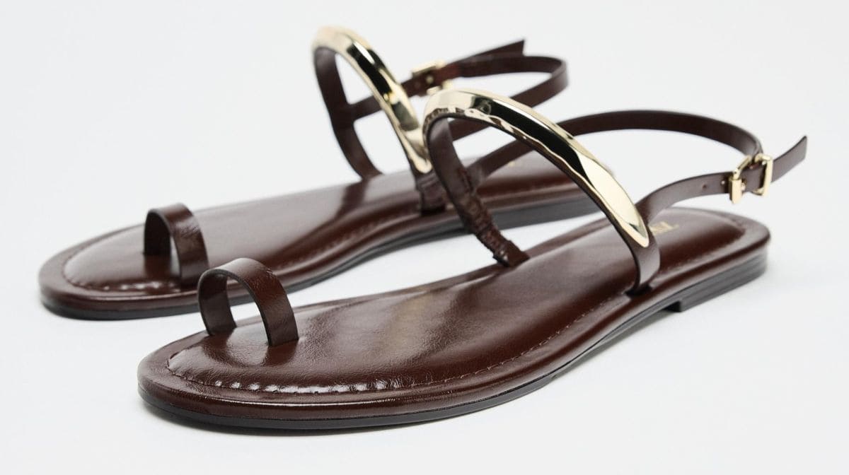 Sandalia plana aplique metálico de Zara