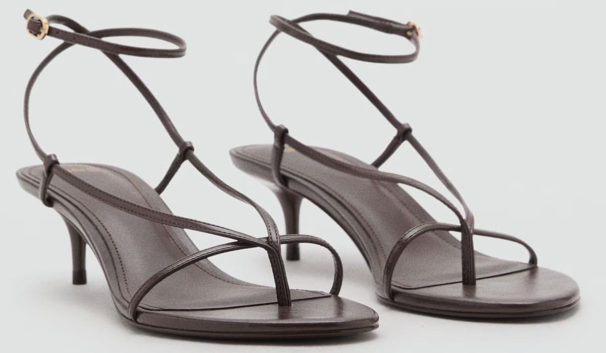 Las sandalias con tiras finas y tacón en color marrón chocolate de Mango