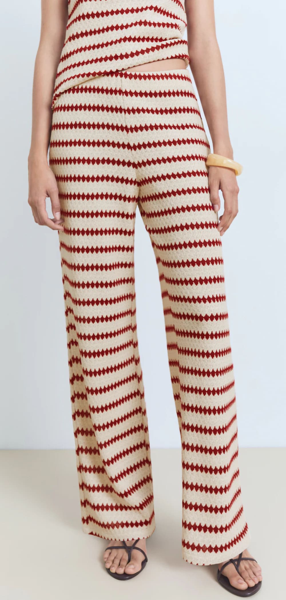 El pantalón de punto con estampado geométrico en color rojo de Mango