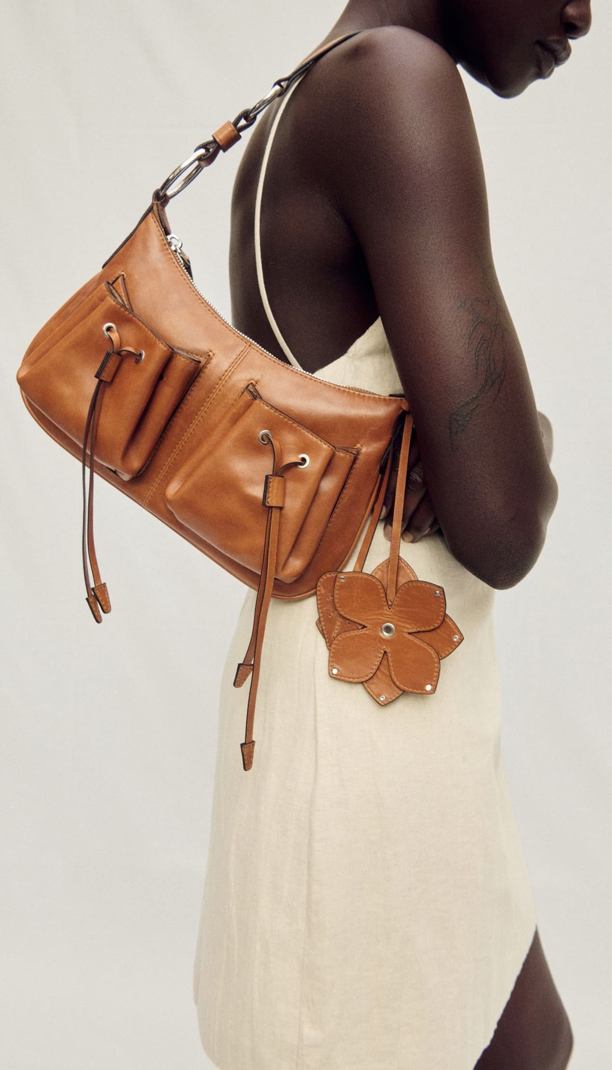 El bolso de hombro de piel con bolsillos y fruncido en color cuero de Mango