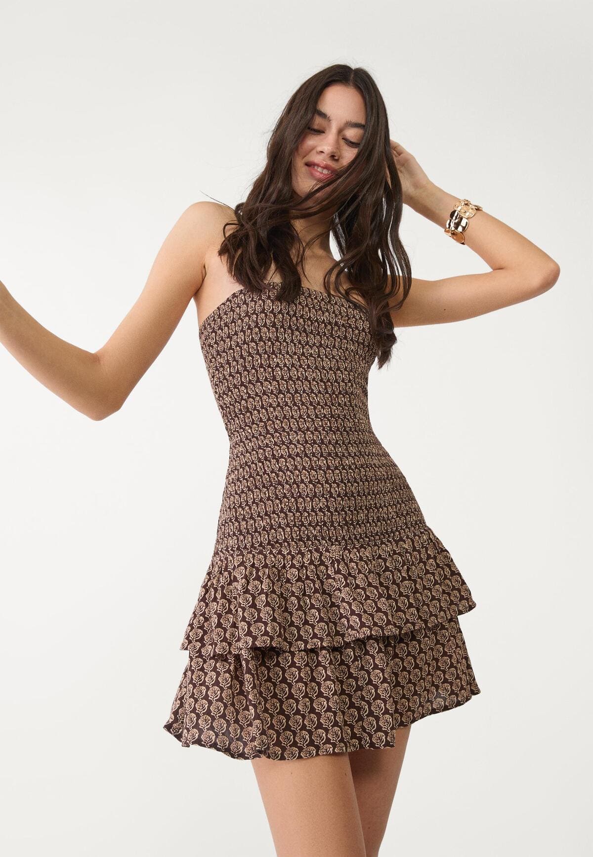 Vestido estampado y corto con detalle de volantes