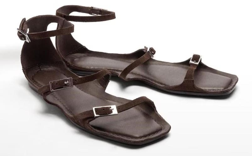 Sandalias planas de piel con tiras de hebilla en liso