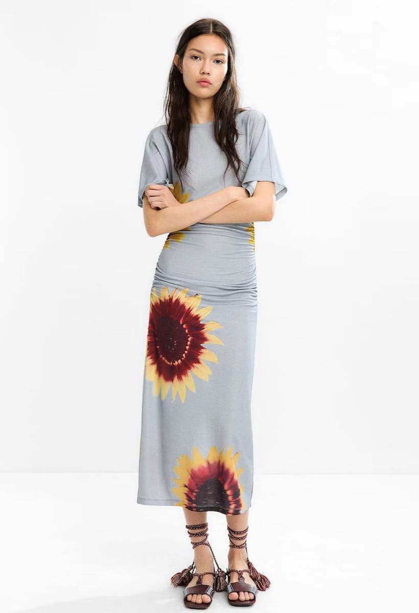 Vestido midi con mangas fluidas y estampado floral