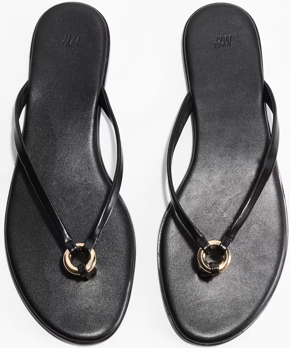 Chancletas con anilla decorativa