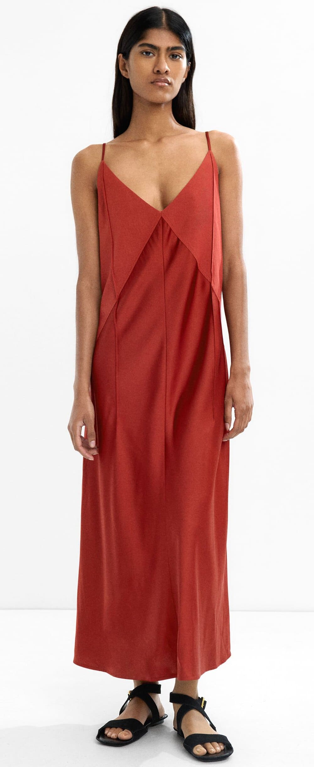 El vestido con tirantes y costuras en color teja de Parfois