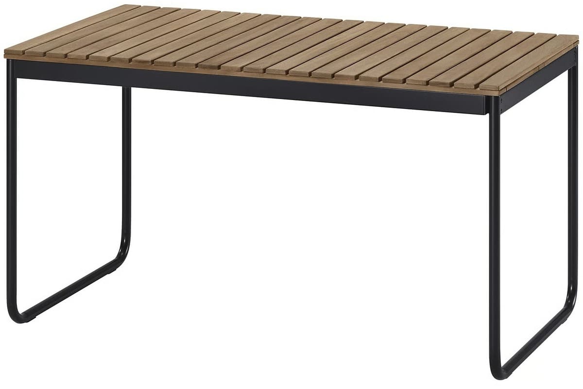 La nueva mesa de exterior extensible con tinte marrón claro VÄSMAN de Ikea