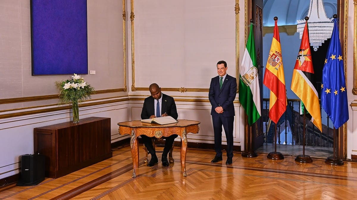 Chapo firmando en el Libro de Honor | Salvador López Medina