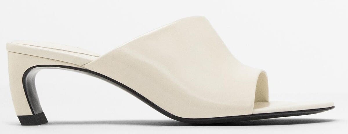 Zapato de tacón con pala abierta de piel